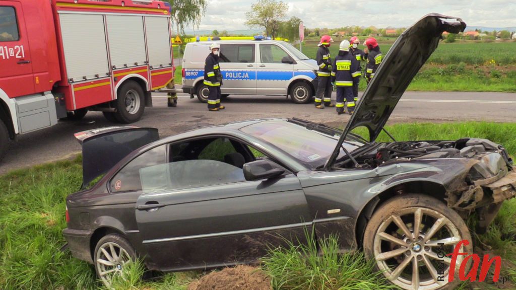 Rozpędzone BMW wpadło do rowu (FOTO)