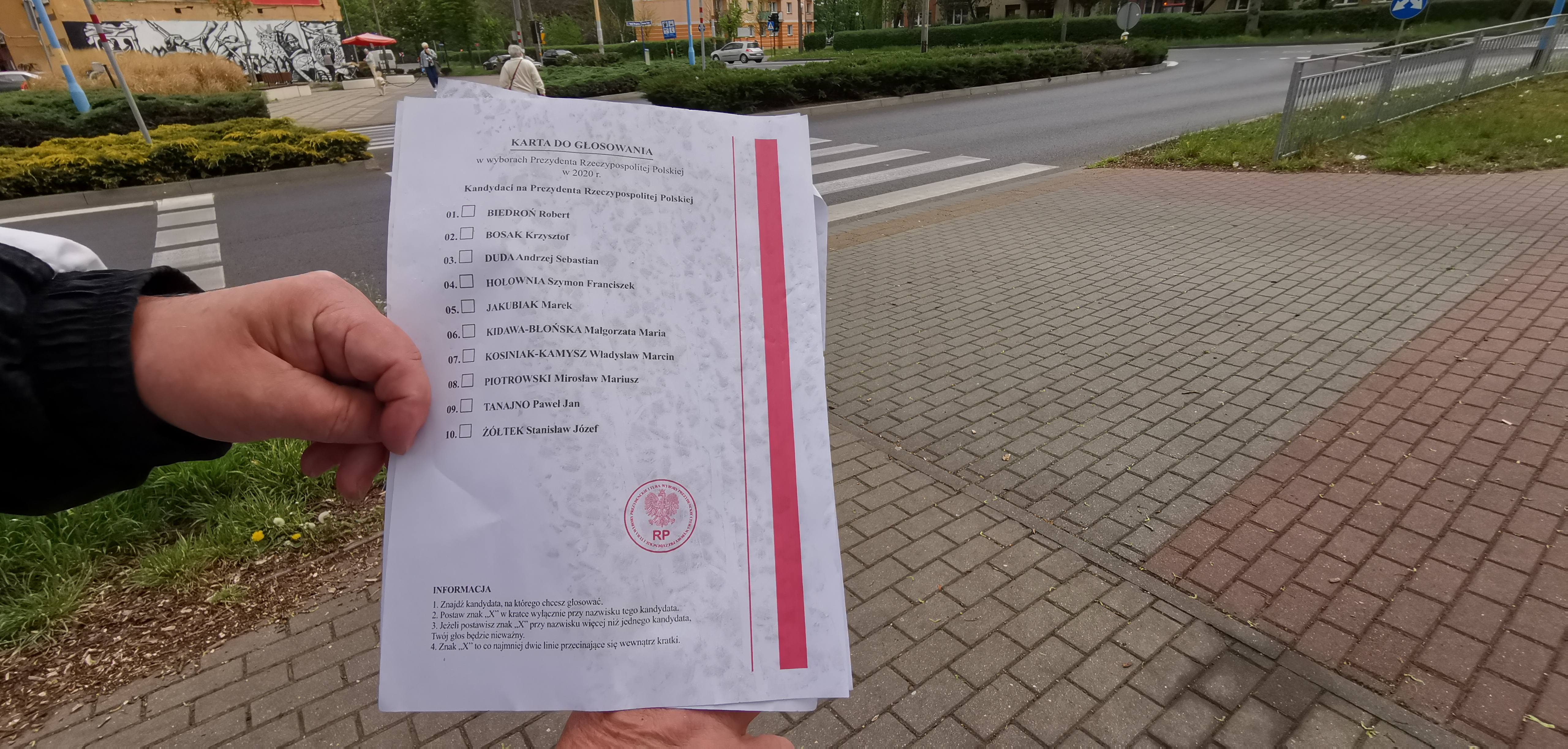 Karty wyborcze leżały na ulicach