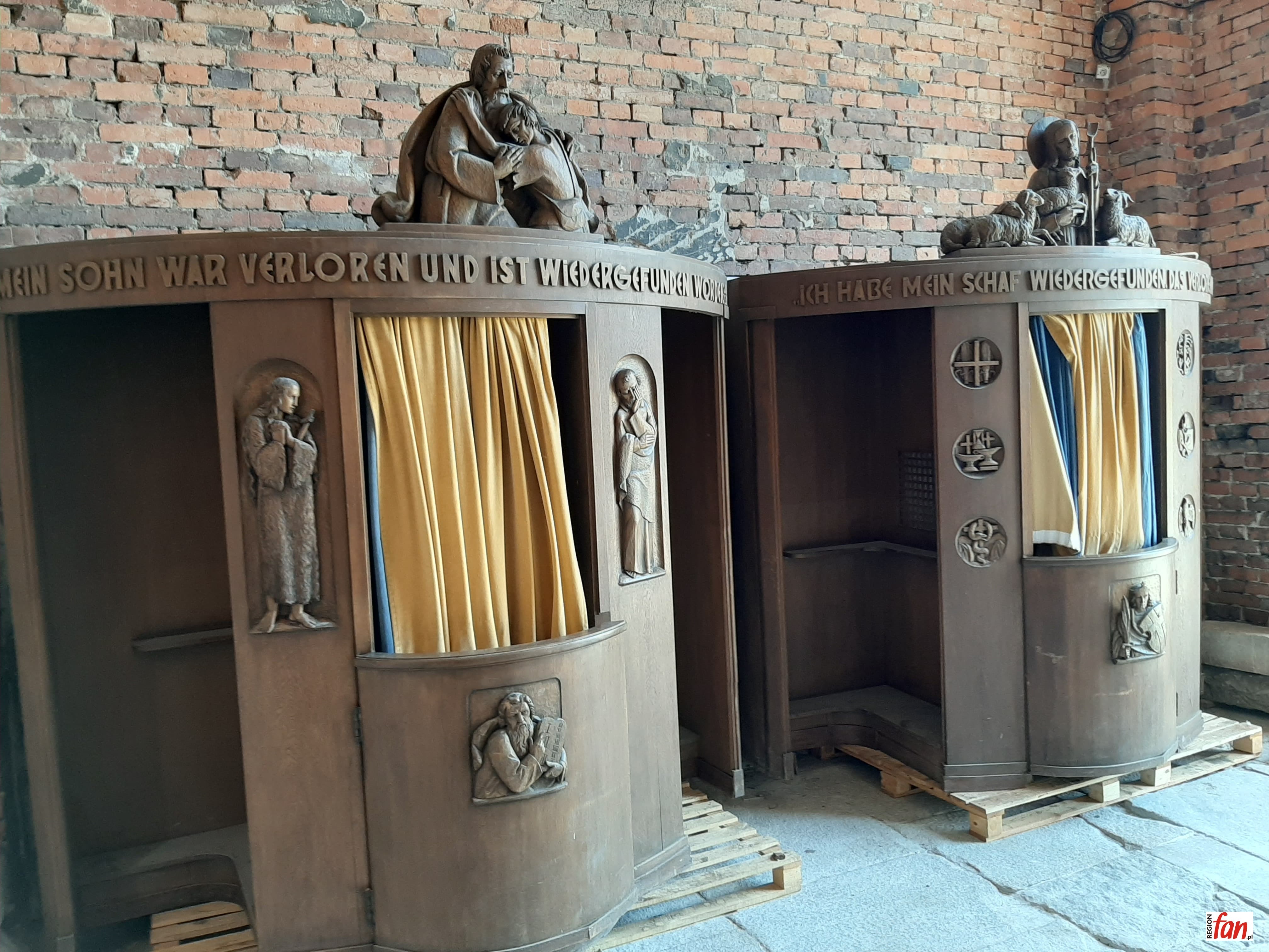 Konfesjonały z Niemiec trafiły do kolegiaty