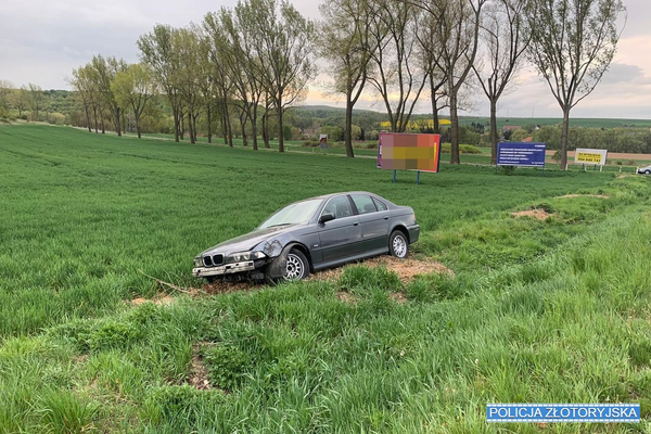 Podróż zakończył na polu uprawnym. Miał 2,5 promila