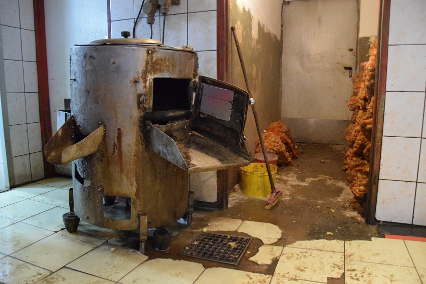 Nielegalny producent sałatek zatrzymany (FOTO, WIDEO)