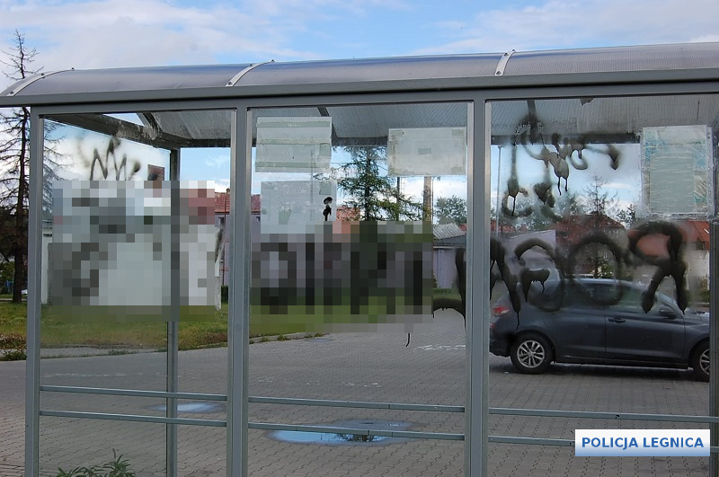 Pomazali sprayem wiatę przystankową. Są już w rękach policji (FOTO)