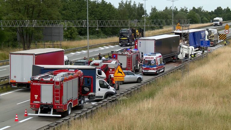 Zderzenie TIR-a, busa i osobówki na A4. Są utrudnienia w ruchu