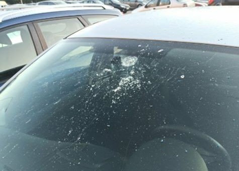 Rzucał z okna w zaparkowane samochody (FOTO)