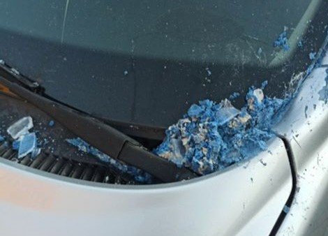 Miał gorszy dzień, więc… rzucał częściami maszynki do mięsa