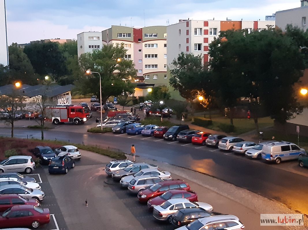 4-latek siedział na parapecie okna. Matki nie było w domu