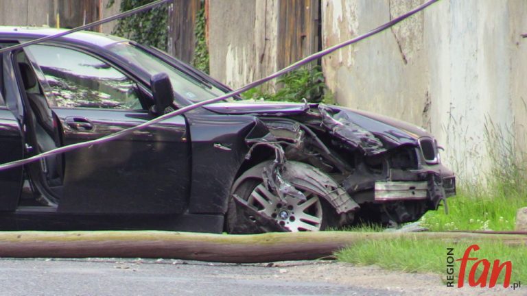 BMW ścięło dwa słupy (FOTO)