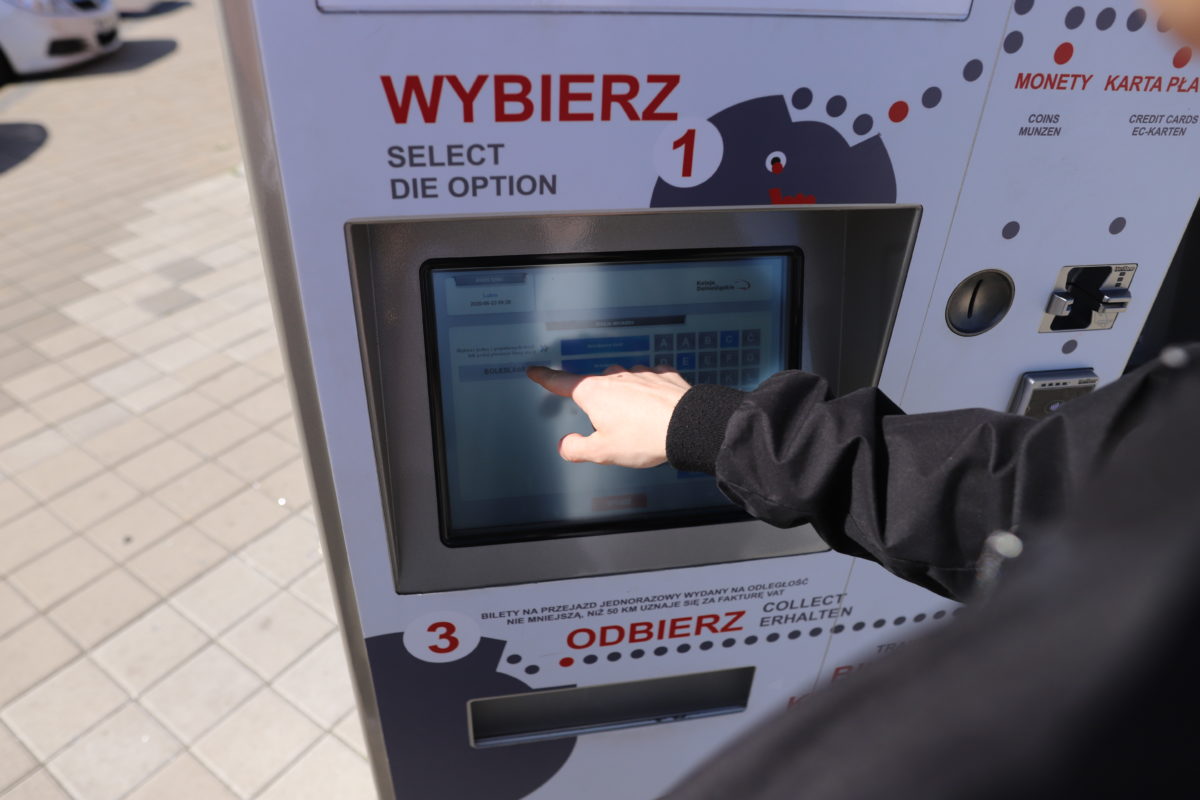 Chciała kupić bilet na pociąg. Straciła 100 zł