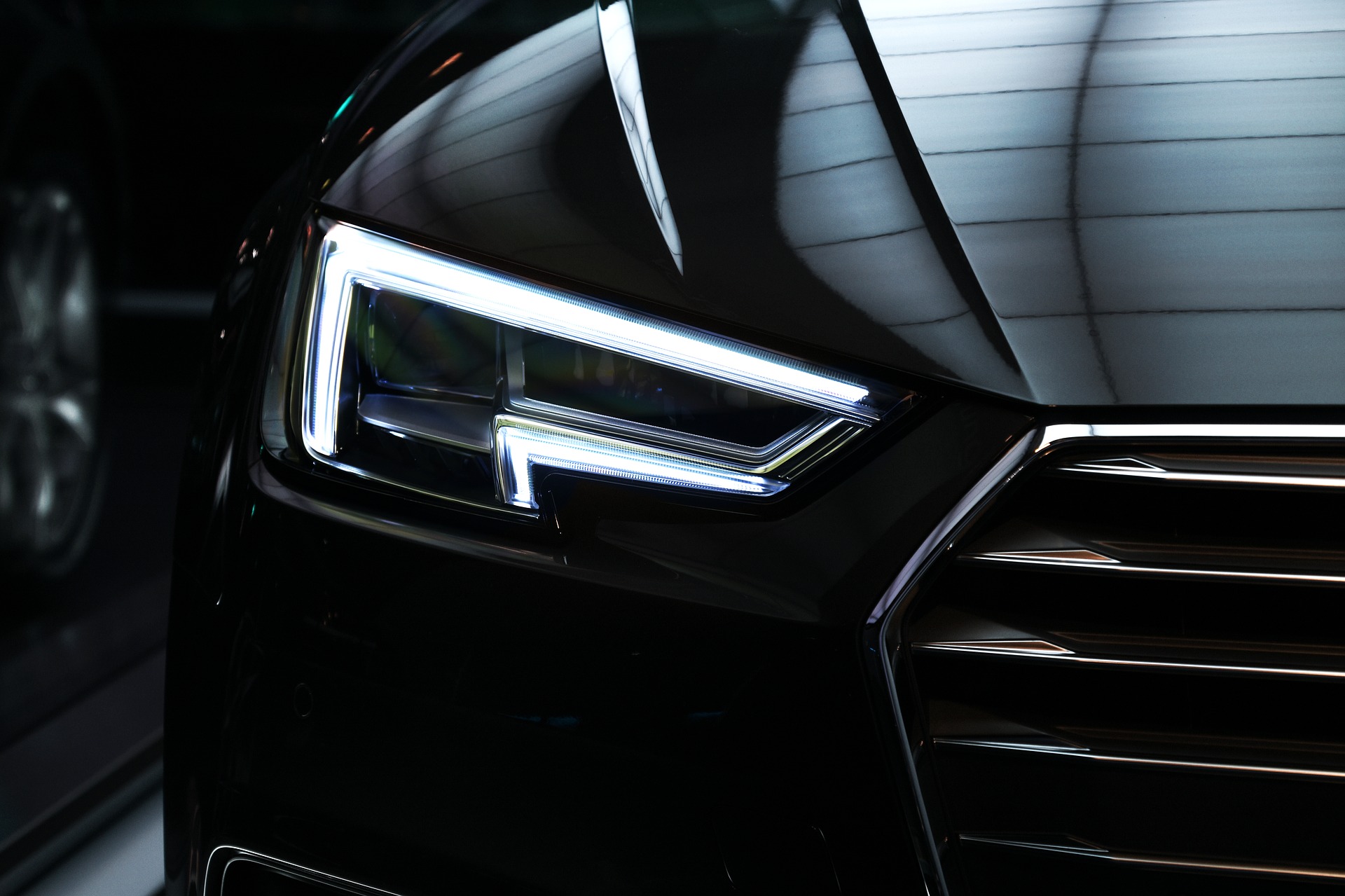 Złodzieje samochodów złapani. Ich łup wart był prawie 2 mln zł