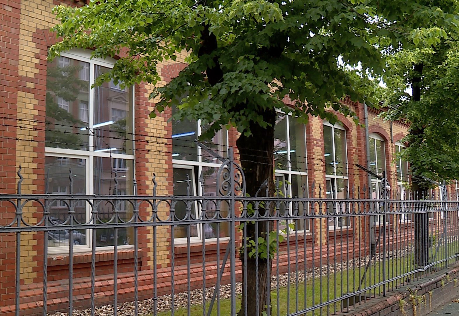 Dźgnął kobietę, bo złapała go na gorącym uczynku? (WIDEO)