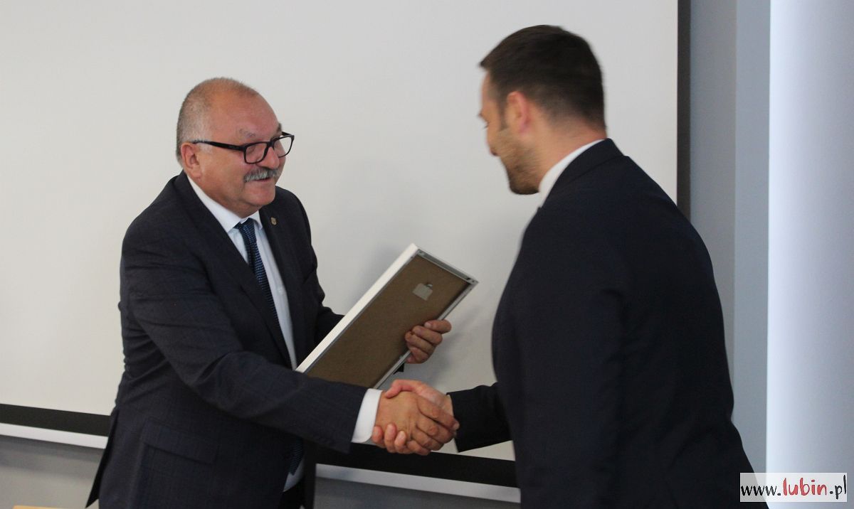 Oni dobrze wiedzą, jak pozyskiwać pieniądze