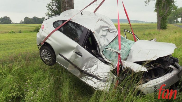 Seat skasowany, kierowca wyszedł cało (FOTO, WIDEO)