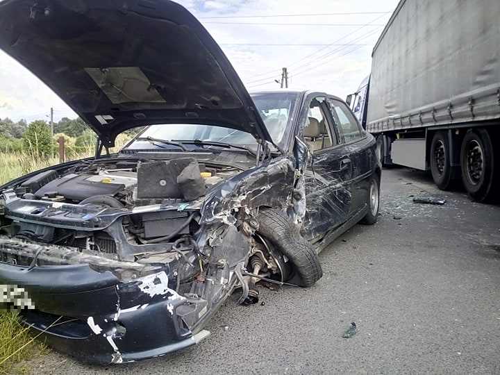 Zderzenie osobówki z ciężarówką. Ciężarna w szpitalu! (FOTO)
