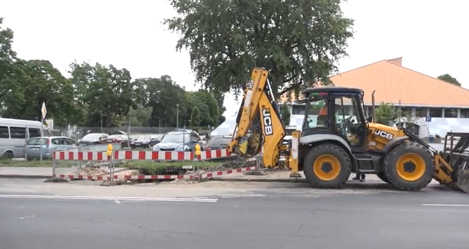 Wypadek na chodniku. Mężczyzna wpadł do dziury