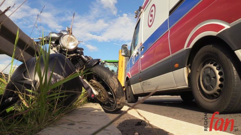 Motocyklista zatrzymał się na słupie