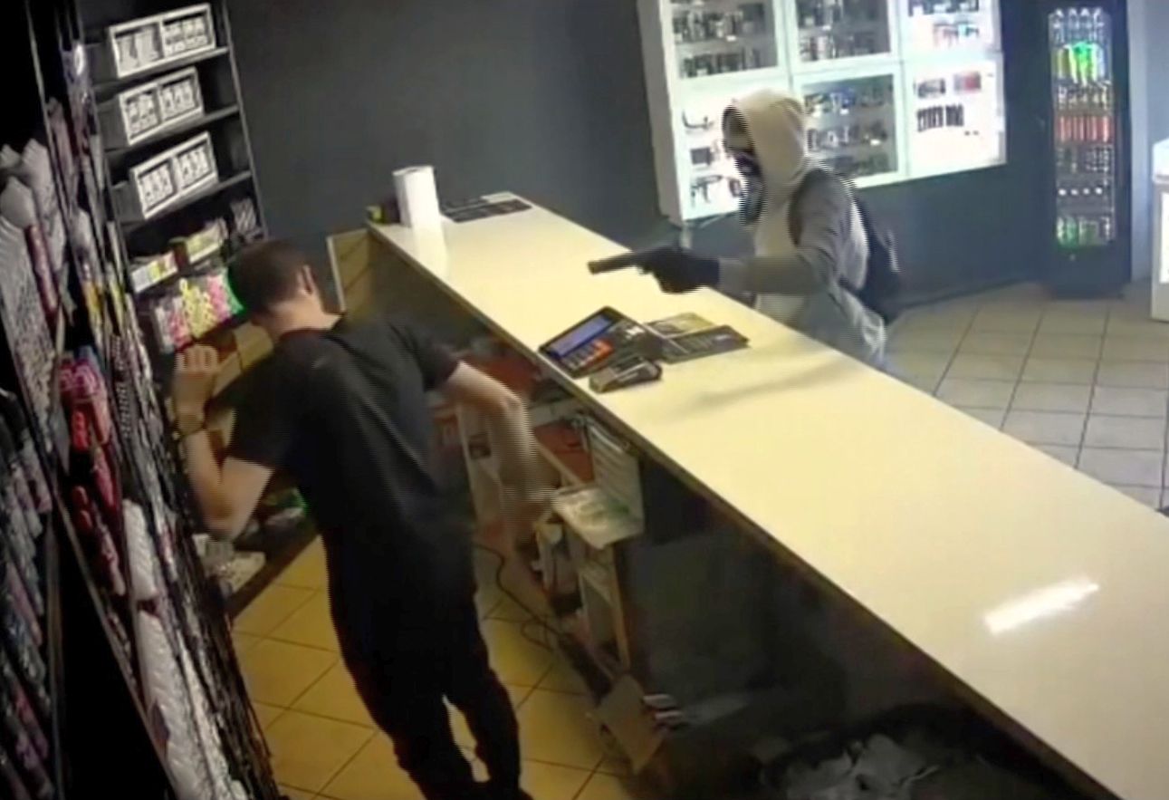 Napad z bronią w ręku pod okiem kamery (WIDEO)