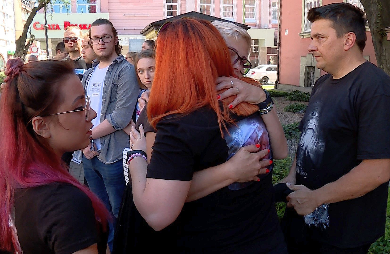 Rodziny zmarłych dziewczynek protestowały pod sądem (WIDEO)