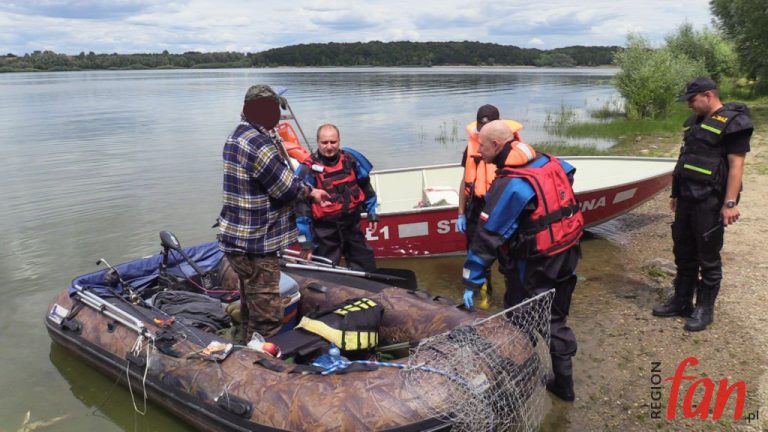 Wypłynął na ryby, zacumował w radiowozie (FOTO, WIDEO)