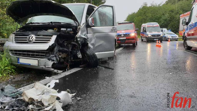 Czołowe zderzenie na „trójce”. Trzy osoby w szpitalu (FOTO)