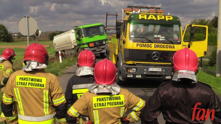 Cysterna z paliwem wjechała do rowu (FOTO, WIDEO)