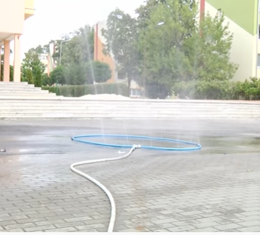 Koronawirus w natarciu, kurtyny w ukryciu