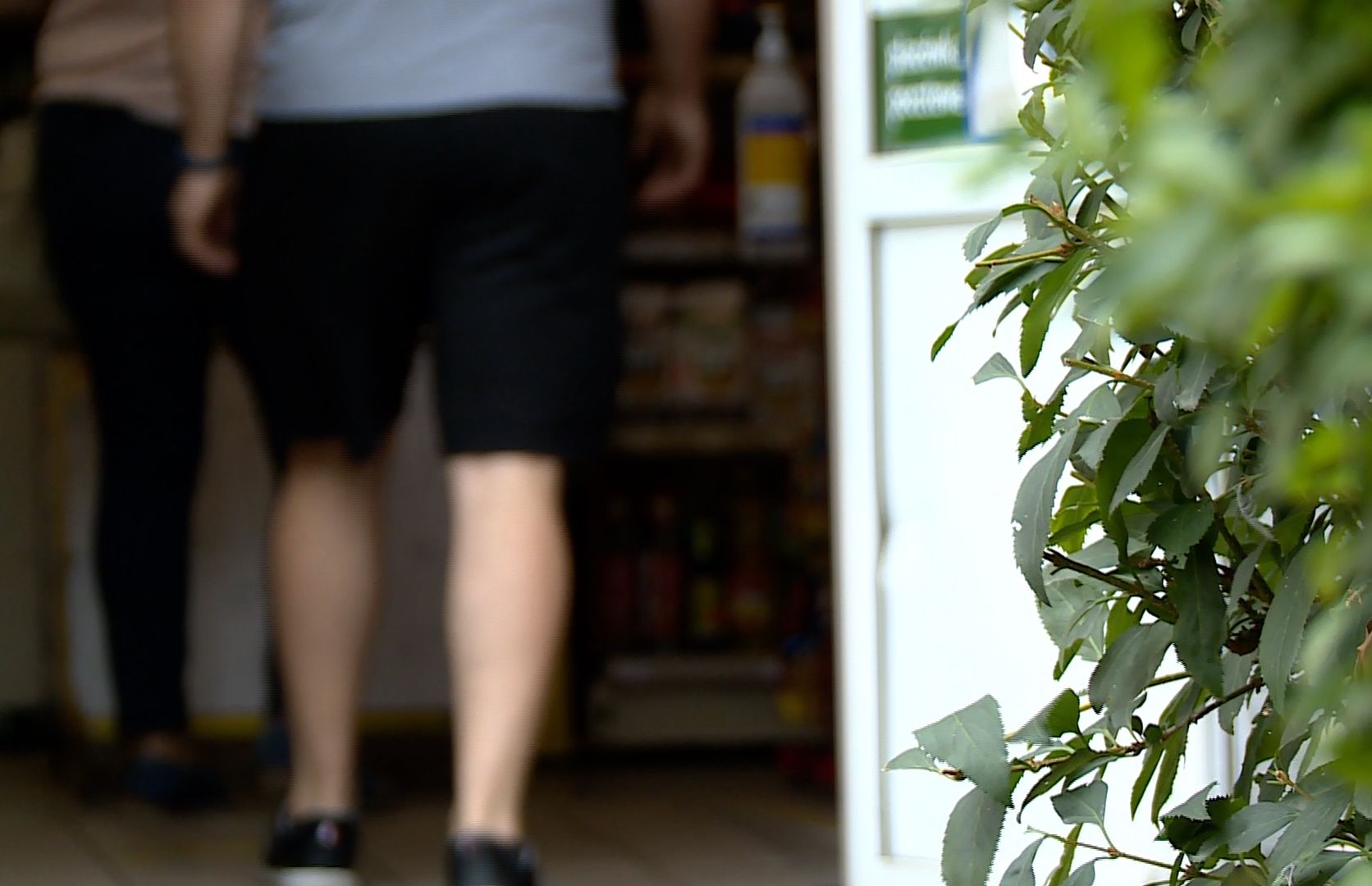 Poczekał, aż wyjdą klienci i napadł na sklep (WIDEO)