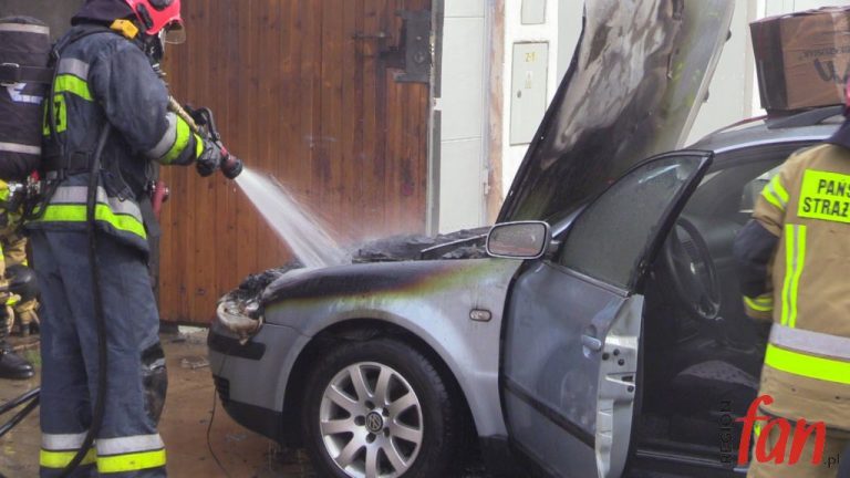 Pożar auta w garażu (FOTO, WIDEO)