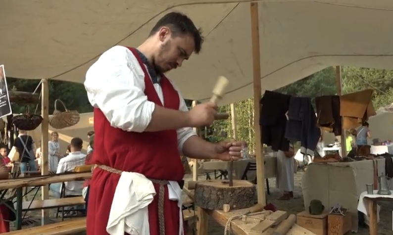 Własnoręcznie wykonane cuda i wojownicy w parku