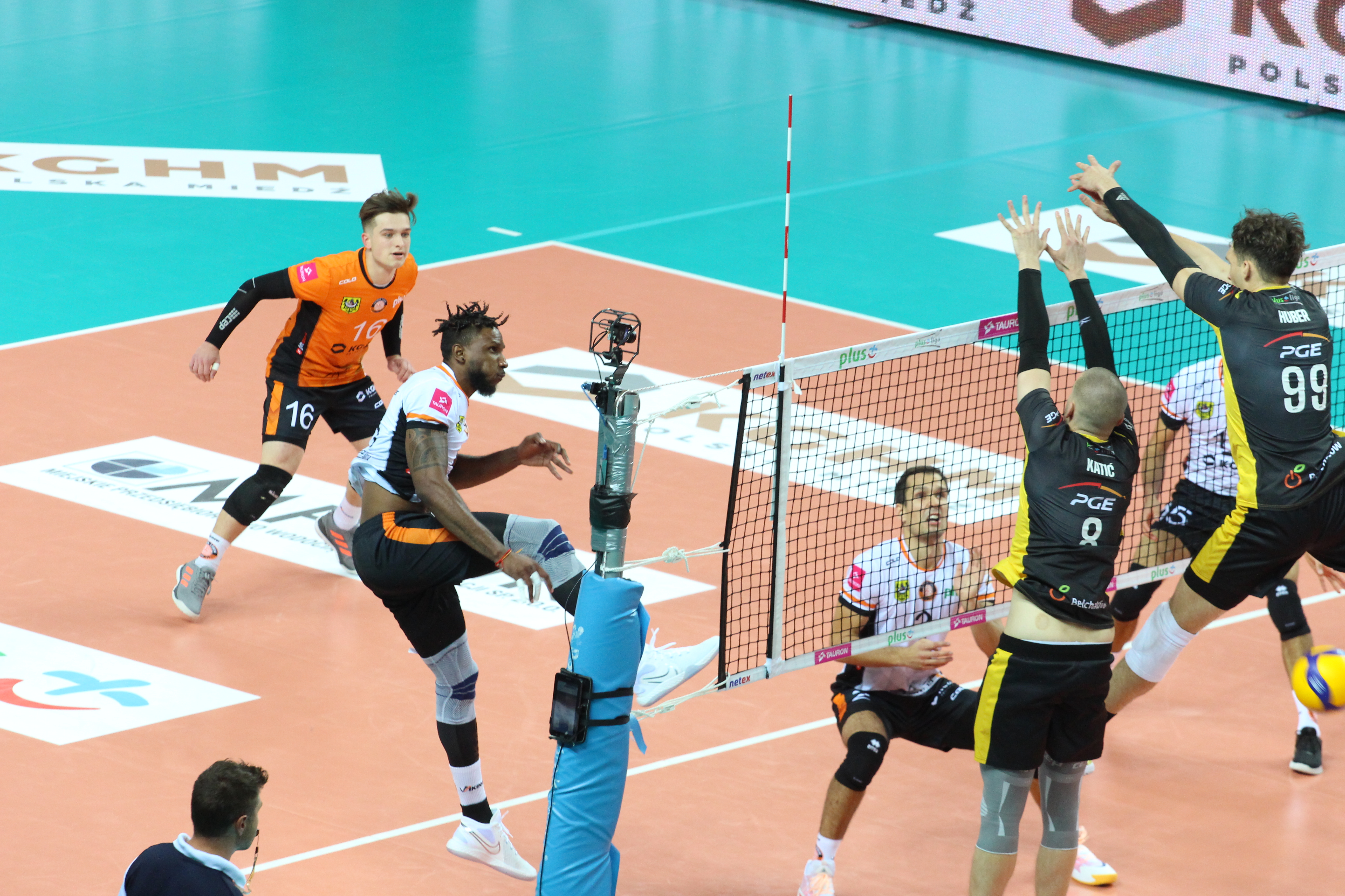 Wyrównane spotkanie Miedziowych Lisów z Bełchatowem