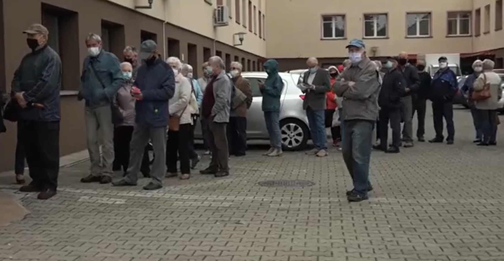 Kolejka jak za komuny, bo szczepionek brak
