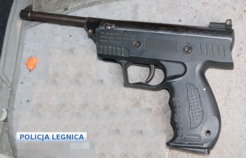 27-latek zatrzymany z bronią po napadzie (WIDEO)