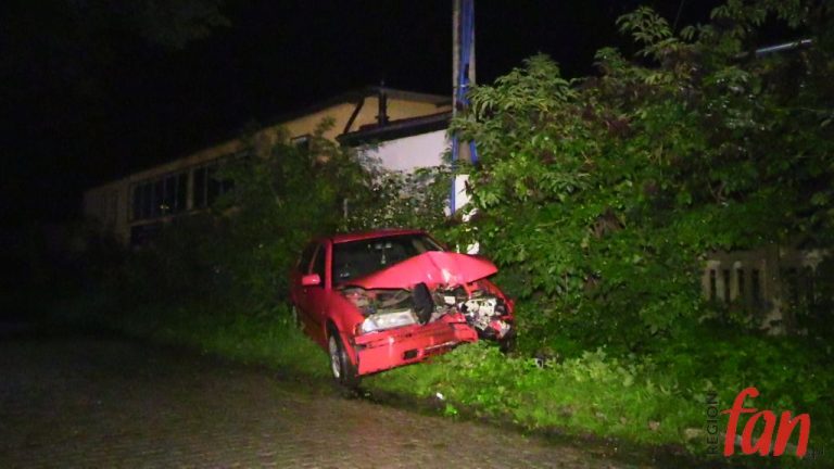 Skoda uderzyła w słup energetyczny. Kierowca był pijany (FOTO, WIDEO)