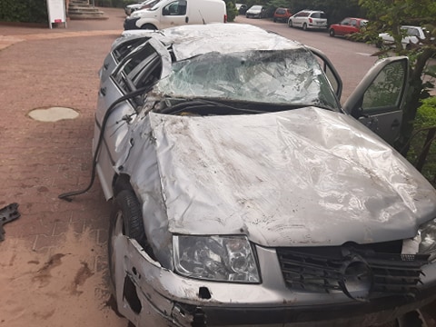 Auto spadło z wiaduktu. Kierowca uciekł