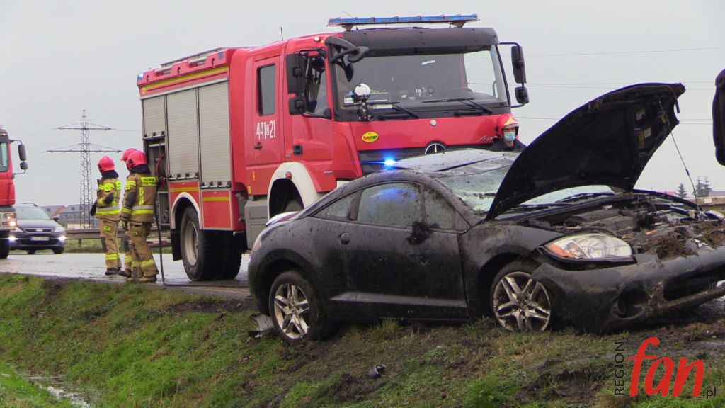 Mitsubishi wypadło z drogi (FOTO, WIDEO)