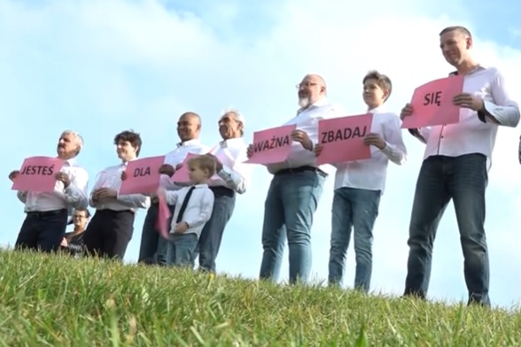 Białe koszule z różowym przesłaniem #JesteśWażna