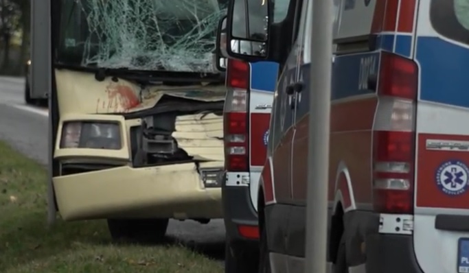Dwóch pasażerów autobusu trafiło do szpitala