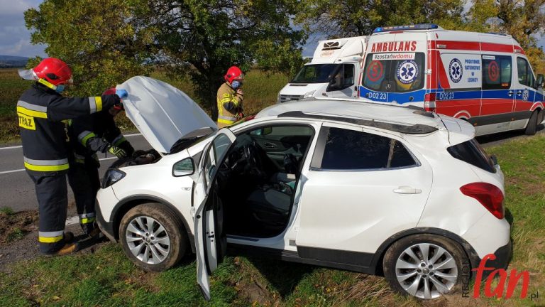 Opel dachował na trójce (FOTO)