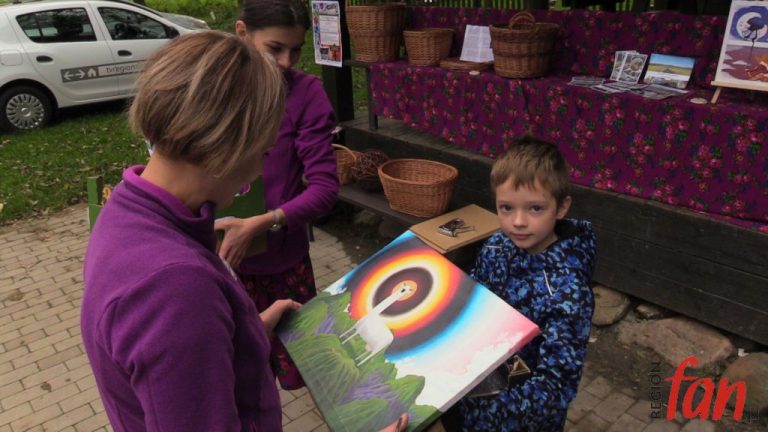 Zostali w domu, stworzyli galerię pod gwiazdami (FOTO, WIDEO)