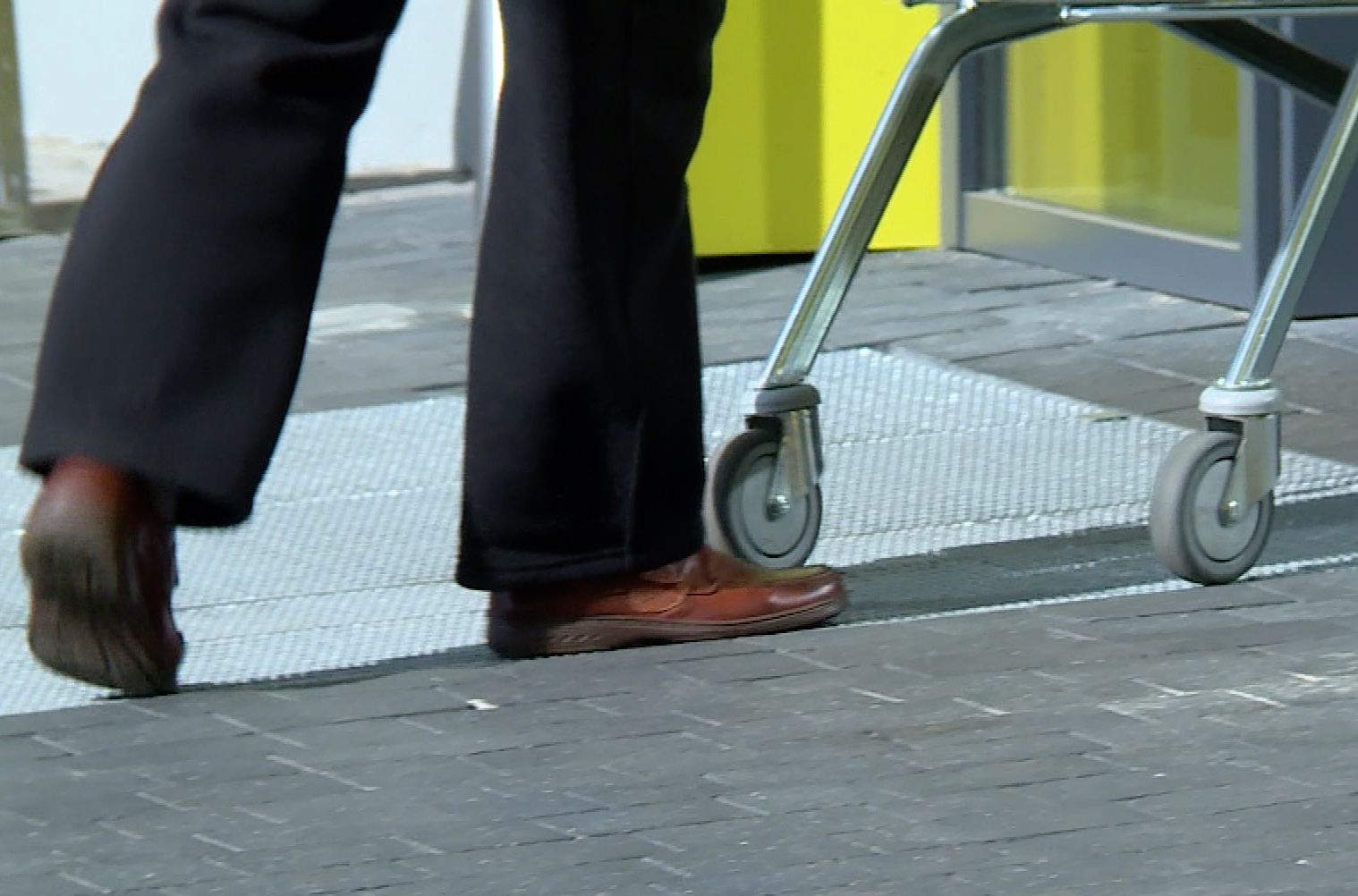 Zakażony 74-latek wyszedł po zakupy (WIDEO)