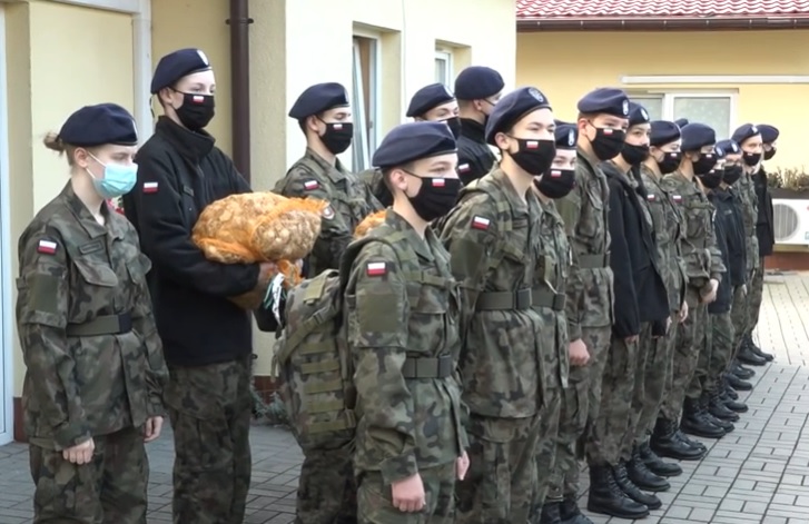 Mundurowi w hospicjum z kwiatami, zamiast karabinów