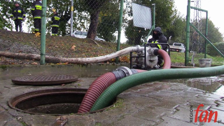 Podtopienia i alarmy przeciwpowodziowe po obfitych opadach (WIDEO)