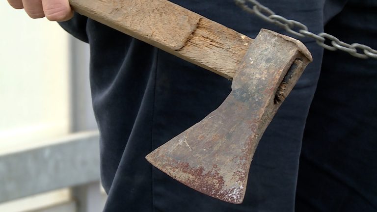 Z siekierą wybrał się na zakupy (WIDEO)