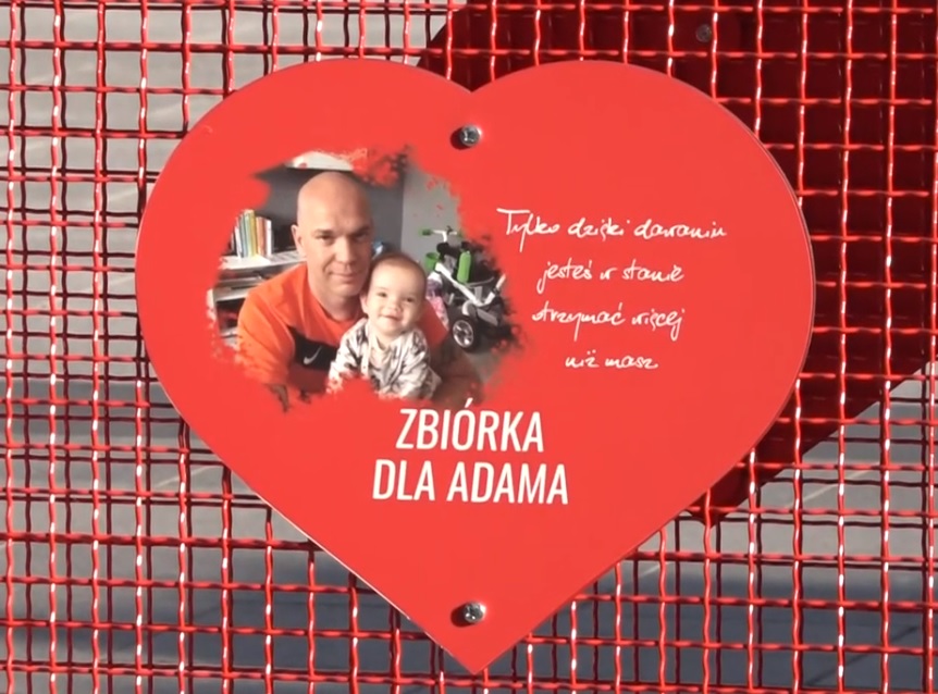 Tony nakrętek od mieszkańców dla Adama (WIDEO)