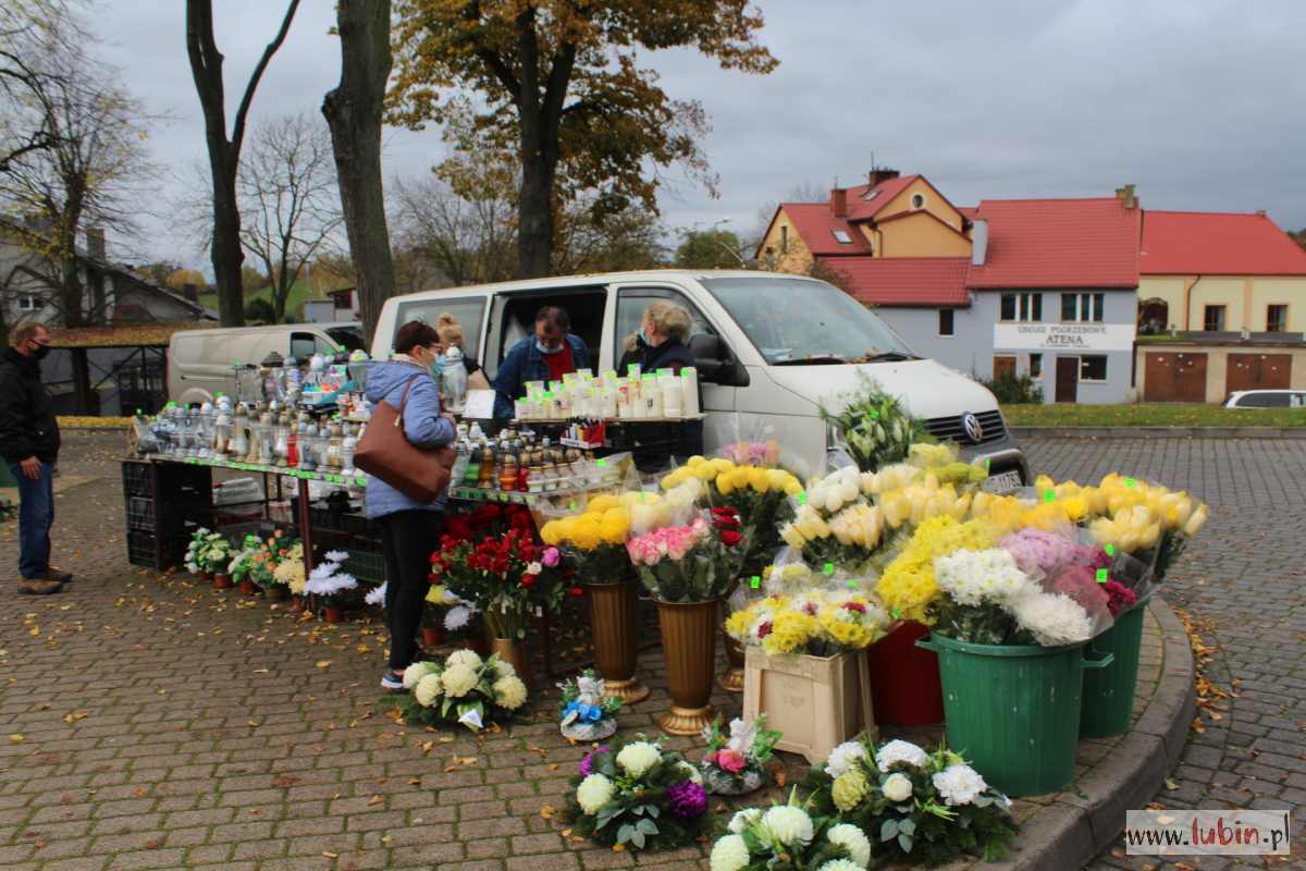 Mieszkańcy znów odwiedzają cmentarze, sprzedawcy liczą straty…