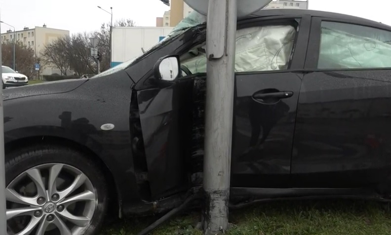 Wbiła mazdę w drogowy znak