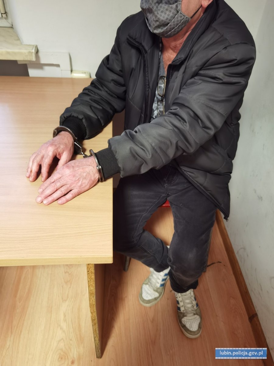 Halo? Pomocy, tata nas bije!