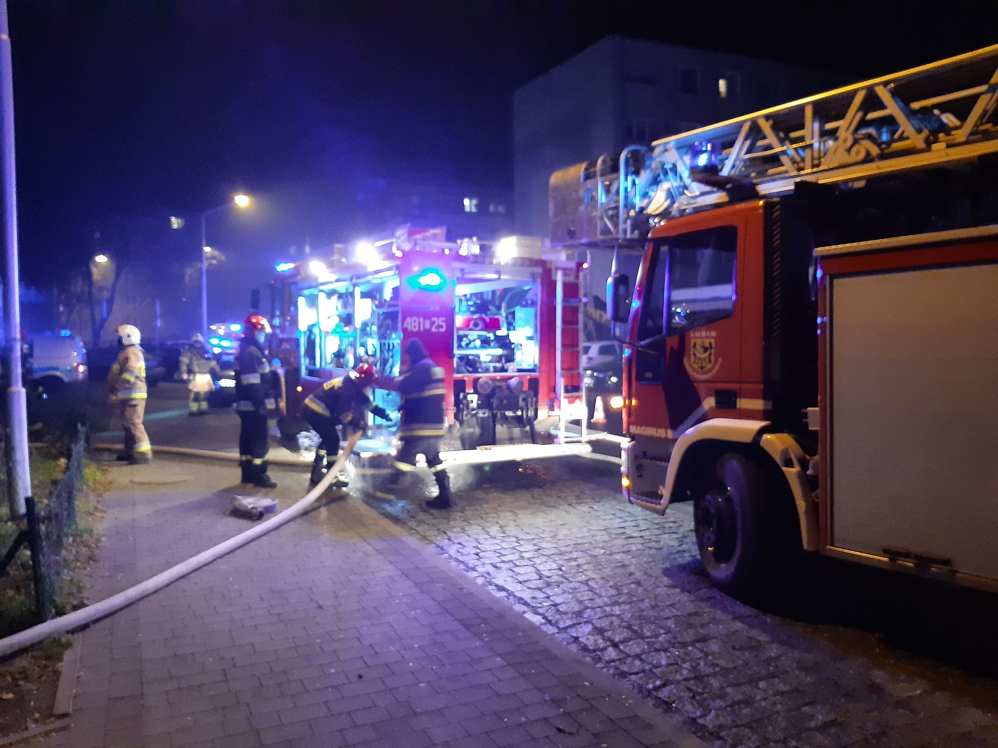 Groźny pożar mieszkania. Trzy osoby poszkodowane, w tym dziecko (FOTO, VIDEO)