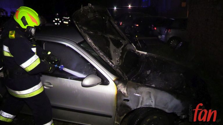 Seat spłonął pod blokiem (WIDEO)