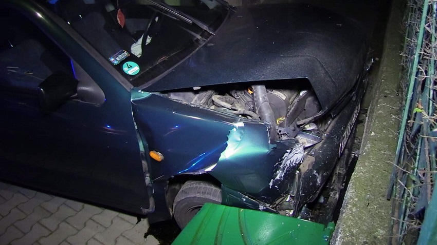 Wbił się w ogrodzenie