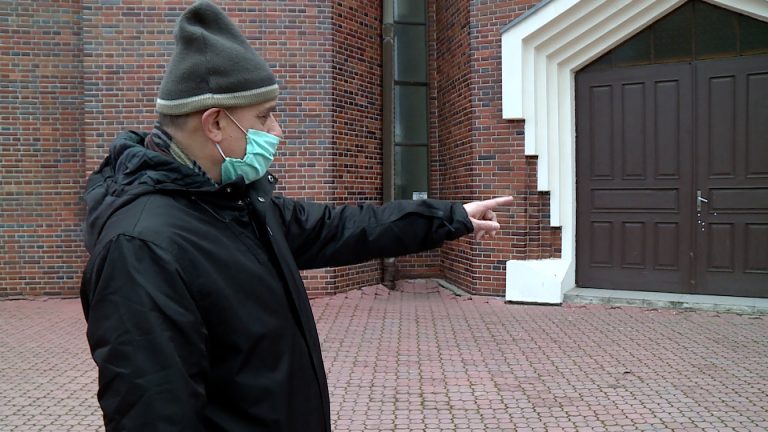 Wielkim kamieniem rzucał w drzwi kościoła (WIDEO)